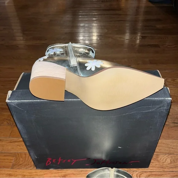 Betsy Johnson Leather Teddy Floral Western Boots Gold Women’s Size 8 NIB - Picture 9 of 12